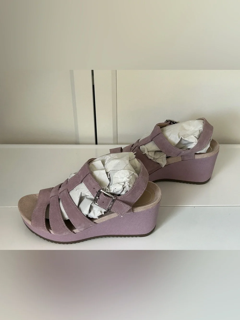 Vionic Tawny Mauve Suede Wedge Sandals Women's 6.5 Wide T-Strap Buckle Comfort